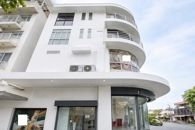 ใกล้ MRT ศรีนุช 350 ม.โชว์รูม อาคารพาณิชย์ 4.5 ชั้น 2 คูหาห้องมุม 30 ตร.ว. 490 ตร.ม.พร้อมดาดฟ้า 4 นอน 4 น้ำ 69,999 B-M.ใกล้ตลาดเอี่ยมสมบัติ 300 ม.  ทำเลติดถนนอ่อนนุช เหมาะทำธุรกิจ คลินิก คาเฟ่ ออฟฟิศ โฮสเทล หรืออยู่อาศัย โรงพยาบาล และสถานศึกษา  เดินทางสะดวก เชื่อมถนนหลักหลายสาย ใกล้ Airport Rail Link MRT Srinuch 350m. 4.5-story commercial building 2corner units Eiamsombat Market 300 m. 30sq.wa. 490sq.m. plus rooftop 4bed 4 bath 69,999 B-M.  Prime location on Onnut Road suitable for business clinic cafe office hostel or residence near  hospitals schools and Airport Rail 