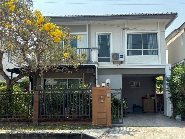 สุดคุ้ม เพียง 3.69 ล้าน 39 ตรว. #โซนสันกำแพง บ้านเดี่ยว 2 ชั้น สไตล์ Modern Contemporary #เฟอร์นิเจอร์บางส่วน #ซื้ออยู่เองหรือปล่อยเช่าได้ #น้ำไม่ท่วม เดินทางเข้าเมืองง่าย สิ่งอำนวยความสะดวกครบรายละเอียดบ้านเนื้อที่ 39 ตร.วาพื้นที่ใช้สอย 121 ตร.ม.3 ห้องนอน2 ห้องน้ำ2 ที่จอดรถเฟอร์นิเจอร์บางส่วนตู้เย็นระบบปั๊มน้ำ + แทงค์น้ำเทพื้นซักล้างหลังบ้านเรียบร้อยต่อเติมลานจอดรถเพิ่มขายเพ�