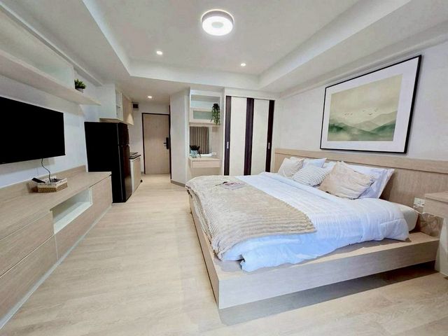 ให้เช่า 10,500 บาท/เดือน #SevenStar Condo #เจ็ดยอด ห้องใหม่เอี่ยม #วิวดอยเล็กน้อย ใกล้นิมมาน MAYA และ มช. ทำเลสุดฮิตปล่อยเช่าเร็วมาก พร้อมเข้าอยู่ 26 พฤษภาคมนี้รายละเอียดห้องอาคาร B ชั้น 5ห้องสตูดิโอขนาด 30 ตร.ม.มีระเบียงมาใหม่อีกห้องโซนเจ็ดยอดใครจะเป็นผู้โชคดีได้เข้าอยู่เป็นคนแรก ห้องใหม่ สวย ครบ พร้อมเฟอร์นิเจอร์และเครื่องใช้ไฟฟ้าครบ จองพร้อมทำสัญญาได้เลย ห้องสวยแบบนี้อย�
