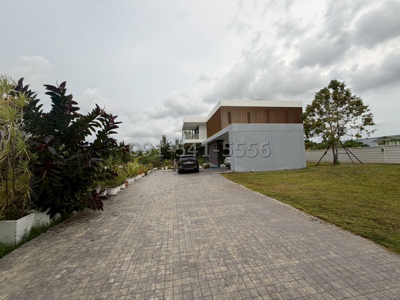 ขายบ้านเดี่ยวหลังใหญ่ พระราม 2 – แสมดำ – บางขุนเทียนบ้านเดี่ยว 300 ตร.ว. พื้นที่ใช้สอย 477 ตร.ม. 5 ห้องนอน 6 ห้องน้ำตกแต่งสวยมาก เฟอร์นิเจอร์ครบขายบ้านเดี่ยวหลังใหญ่ ทำเล พระราม 2 - แสมดำ – บางขุนเทียนเหมาะสำหรับครอบครัวใหญ่ที่ต้องการบ้านพื้นที่กว้าง เป็นส่วนตัวเดินทางสะดวก ใกล้ถนนพระราม 2 และ Central Rama 2รายละเอียดบ้าน* เนื้อที่ดิน 300 ตร.ว.* พื้นที่ใช้สอย 477 ตร.ม.* 5 ห้องนอน 6 ห้อ�