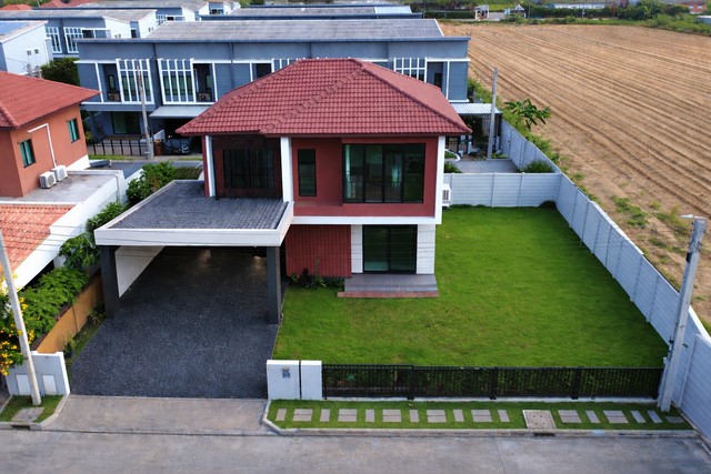 บ้านแปลงมุม รีโนเวทใหม่ ใหญ่สุดในโครงการซื้อวันนี้ แถมมีเงินเหลือใกล้ทางด่วนจตุโชติ + แฟชั่นไอส์แลนด์ + Btsเดอะริคโค้ เรสซิเดนซ์ วงแหวนฯ–หทัยราษฎร์(โครงการคุณภาพ สังคมดี บ้านหลังใหญ่)จุดเด่นที่บ้านอื่นให้ไม่ได้-แปลงมุม พื้นที่เยอะ เป็นส่วนตัว-รีโนเวทใหม่ทั้งหลัง พร้อมเข้าอยู่-หลังใหญ่สุดในโครงการ (85.5 ตร.ว.)-ทำเลใกล้ทางด่วน เดินทางเร็ว-ต่อเติมให้เรียบร้อย