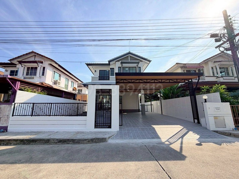 #หมู่บ้านชัยพฤกษ์2 ถ.คุ้มเกล้า 12 บ้านพื้นที่กว้างราคา 4.3 ล้านบาท (ฟรีค่าโอน)  ** รายละเอียด **- บ้านชั้นเดียว- เนื้อที่ 54 ตารางวา- 3 ห้องนอน- 2 ห้องน้ำ- 1 ห้องรับแขกขนาดใหญ่- 1 ห้องครัว ก่อเคาน์เตอร์พร้อมซิงค์ล้างจาน- ห้องน้ำเปลี่ยนสุขภัณฑ์ ใหม่- มีหลังคาโรงจอดรถในบ้าน 2 คันของแถม - ปั๊มน้ำ แท็งค์น้ำ- โซฟา โต๊ะกลาง ชั้นวางทีวี- โต๊ะทานข้าว- เตาแก๊ส เครื่องดูดควันสถานที่ใกล้เ