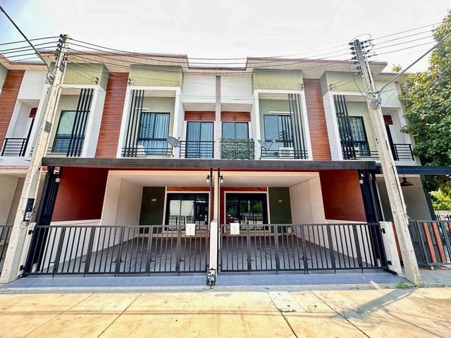 บ้านเช่าพร้อมอยู่ บ้านเช่า ให้เช่าบ้านอรินสิริคันทรี่ฮิลล์ ถนนเลี่ยงหนองมน บางแสนชลบุรีโทร. 095-196-4242 (คุณจุ๊)Line ID : jll689WhatsApp : wa.me/66951964242FB page : https://www.facebook.com/ChulaluckHomeliving/รายละเอียด- 3 ห้องนอน 3 ห้องน้ำ - จอดรถ 2 คัน- แอร์ 4 เครื่อง- เครื่องทำน้ำอุ่น 2 เครื่อง- 1 ห้องครัว- TV 1 เครื่อง- ตุ้เย็น 1 เครื่อง- เตียงนอน + ตู้เสื้อผ้า + โซฟา - โต๊ะทานอาหาร 4 ที่นั่ง- ผ้าม่าน +  บานมุ้งลวดสิ่งอำนวยความสะดวก- สระว่ายน้