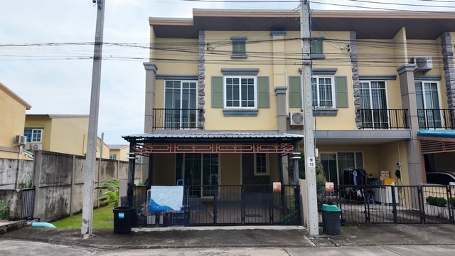    ขายทาวน์เฮ้าส์ 2 ชั้น โครงการ โกลเด้น ทาวน์ รัตนาธิเบศร์  ห่างจาก MRT สายสีม่วง สถานีไทรม้า 3 กม.  ตำบลไทรม้า อำเภอเมืองนนทบุรี นนทบุรี  ราคา  2,990,000  บาท  (ราคาต่อรองได้)  รายละเอียดทรัพย์ -  เนื้อที่ 21.7 ตร.ว.  พื้นที่ใช้สอย 130 ตร.ม. -  4 ห้องนอน 3 ห้องน้ำ   -  ที่จอดรถ 2 คัน -  บ้านหันไปทางทิศ  พิกัดทรัพย์ : https://maps.app.goo.gl/XMEn4uQeEuXAEYog6  สถานที่ใกล้เคียง   -  MRT สายสีม่วง สถานีไทรม้า 3 กม. -  เซ็นทรัลรัตนาธิเบ