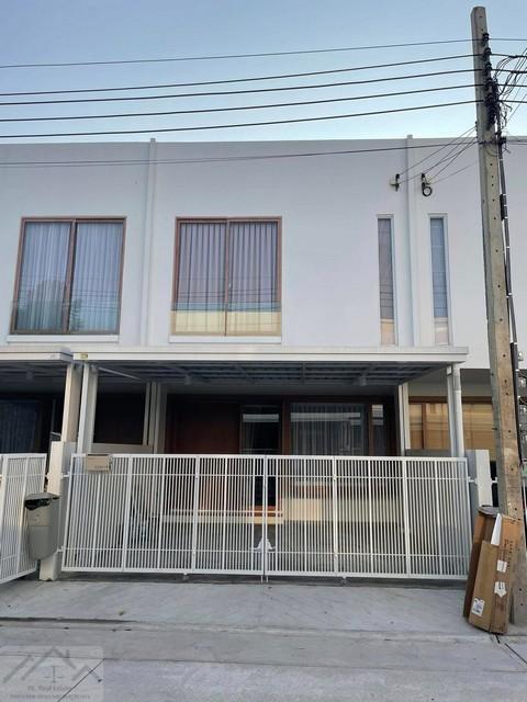 ให้เช่าทาวน์โฮม 2 ชั้น สไตล์มินิมอล 3 ห้องนอน โครงการโนระ บางนา-ตราด กม.10 ใกล้ เมกะบางนาติดต่อ:: ชยา โทร/ID Line:: 0942823961Link Line:: https://line.me/ti/p/3xFA1An8Kcรหัส # T26-502ทาวน์โฮม 2 ชั้น สไตล์มินิมอล โครงการโนระ บางนา ใกล้ เมกะบางนา• พื้นที่ใช้สอย 120 ตร.ม.• 3 ห้องนอน 2 ห้องน้ำ• 2 ที่จอดรถ• บ้านสวยพร้อมเข้าอยู่ เฟอร์นิเจอร์และเครื่องใช้ไฟฟ้าครบ• ห้องนอนใหญ่ พร้อมเตียงขนาด 6 ฟุตและที่นอนยางพารา, ตู้เสื้อ�