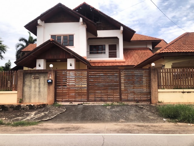   บ้านเดี่ยว ขอนแก่น ถนน เข้าบ้านคำไฮ อำเภอ เมืองขอนแก่น   ถนน เข้าบ้านคำไฮ ตำบล บ้านเป็ด อำเภอ เมืองขอนแก่น จังหวัด ขอนแก่น  ราคาโปรโมชั่น 12,837,000 บาท    ลดจาก 17,654,000 บาท ราคาโปรโมชั่นตั้งแต่วันที่ 1 เมษายน 2569 – 30 มิถุนายน 2569  รายละเอียดทรัพย์ -  เนื้อที่ 272.20 ตร.ว.  พื้นที่ใช้สอย 568.50 ตร.ม. -  8 ห้องนอน 6 ห้องน้ำ  -  2 ที่จอดรถ  -  บ้านหันไปทางทิศตะวันออก  พิกัดทรัพย์ : https://maps.app.goo.gl/6LFtHsjUJY7nPBEDA  สถานที่ใ