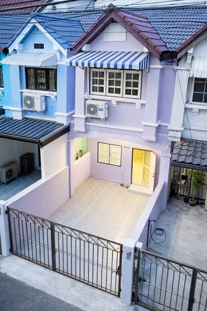 ลาดพร้าว 101 ทาวน์เฮาส์รีโนเวทใหม่ 2ชั้น 3นอน 2น้ำ 19ตร.วา. 152ตร.ม. แยกโพธิ์แก้ว 900ม. 9,999 B-M. บรรยากาศเงียบสงบ เหมาะพักอาศัย เดินทางสะดวก ใกล้ รพ.สิรินาถ บึงกุ่ม 800 ม.ตลาด โรงพยาบาล รถไฟฟ้า และแหล่งอำนวยความสะดวกครบครัน เชื่อมต่อถนนหลักหลายสายLatPhrao 101 Newly renovated 2-story townhouse 3bed 2bath 19sq.wa. 152sq.m. near Pho Kaew intersection 900m. Rent 9,999B-M. Quiet atmosphere suitable for living with convenient transportation near Sirinath Hospital Bueng Kum 800m. markets BTS Skytrain schools and complete amenities. Easy access to multiple main roads including Lat Phrao and Nawamin areas. ถ.ล