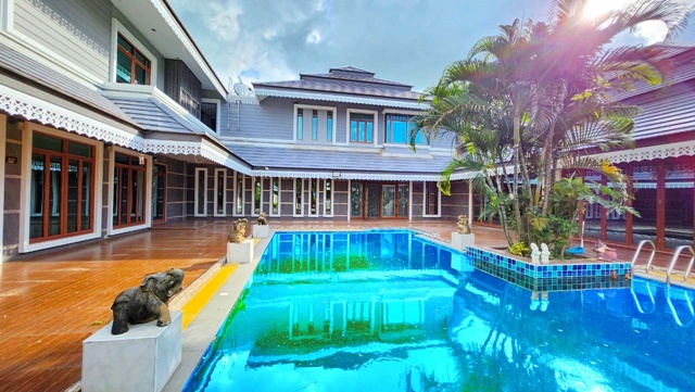 ชลบุรี ให้เช่าคฤหาสน์พูลวิลล่าหรุ 3 ชั้น 3ไร่ 2งาน พร้อมเรือนรับรอง 2 หลัง 802ตรม. 99,998-111,999B-M โลตัส พนัสนิคม 1กม. กว้างมาก 7นอน 7น้ำ 10แอร์ จอดรถได้หลายคัน สระว่ายน้ำส่วนตัว บรรยากาศดี บึงบูรพาฟิชชิ่งปาร์ค  พานทองChonburi for rent luxurious 3-storey Mansion pool villa 3 rai 2 ngan with 2 guest houses. 802sq.wa. 99,998B-M Lotus Phanat Nikhom 1km. very wide 7bed 7bath 10A/C parking for many cars. Private swimming pool good atmosphere Bueng Burapha Fishing Park. PhanThongซ.ศุขประยูร ถ.วัดกุฏโง้ง ตำบลนามะตูม อำเภอพนัสนิคม ชลบุรี 20140ตำบล มาบ�