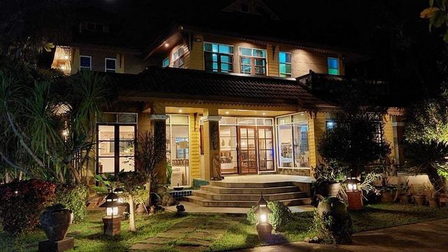 https://www.youtube.com/watch?v=DVEk18WhHa4บ้านสุดหรูน่าอยู่​ 29 ล้าน 1 ​ไร่​ 57​ ตรว​. #หนองควาย #หางดง ใกล้เมือง เดินทางสะดวก #ขายพร้อมเฟอร์นิเจอร์ #สามารถเข้ามาอยู่ได้เลยทันทีเนื้อที่ 1 ไร่ 57 ตารางวาบ้านหลังใหญ่ 1 หลัง เรือนกาแฟ 1 เรือนรับรอง 2 (สามารถทำเป็นเรือนแม่บ้านได้ 1)4 ห้องนอน4 ห้องครัว ในเรือนใหญ่ 2 เรือนกาแฟ 1 และเรือนรับรอง 16 ห้องน้ำ ในเรือนใหญ่ 3  เรือนกาแฟ 1 เรือนรับรองหลังละ 1 และข้างนอ