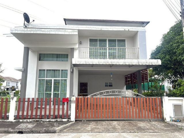 ขายเพียง 6 ล้าน The Greenery Loft บ้านเดี่ยว 2 ชั้น #แปลงมุม พื้นที่รอบบ้านกว้าง พร้อมอยู่ #ใกล้ม.พายัพ #เซ็นทรัลเฟส เดินทางสะดวก เข้าเมืองง่าย เหมาะทั้งอยู่อาศัยและลงทุน ปล่อยเช่าง่ายรายละเอียดบ้าน• ขนาดที่ดิน 55.7 ตร.วา• พื้นที่ใช้สอยประมาณ 160 ตร.ม.• 3 ห้องนอน• 3 ห้องน้ำ• 1 ห้องรับแขก• 1 ห้องโถง• 1 ห้องครัว• จอดรถได้ 2 คันของแถมจัดเต็มมิเตอร์น้ำ + มิเตอร์ไฟปั๊มน้ำ + ถังเก็บน้ำสนาม