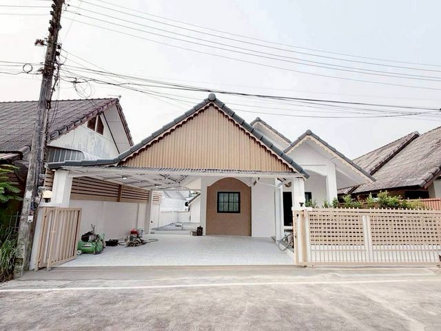 โซนสันทราย ราคา 2.29 ล้าน บ้านชั้นเดียว #รีโนเวทใหม่ พร้อมเข้าอยู่ #ใกล้เซ็นทรัลเฟส ได้ทั้งทำเลดี ความสงบ และฟีลบ้านคาเฟ่ อยู่สบายสุดๆ #น้ำไม่ท่วมขนาดที่ดิน 45 ตร.วาพื้นที่ใช้สอยประมาณ 120 ตร.ม.3 ห้องนอน 2 ห้องน้ำ1 ห้องนั่งเล่น1 ครัวแยกจอดรถได้ 2 คันบ้านทำเลแบบนี้หายากมาก!ใกล้เซ็นทรัลเฟสเพียงไม่กี่นาที แต่บรรยากาศเงียบสงบ ไม่วุ่นวายเดินทางเข้าเมืองง่าย ใช้ชีวิตส�