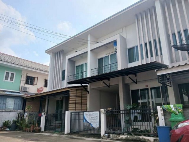    ขายทาวน์เฮ้าส์ 2 ชั้น โครงการ อู่ทอง เพลส 6   ตำบลคูคต อำเภอลำลูกกา ปทุมธานี  ราคา  2,100,000  บาท  (ราคาต่อรองได้)  รายละเอียดทรัพย์ -  เนื้อที่ 21 ตร.ว.   พื้นที่ใช้สอย 126 ตร.ม. -  3 ห้องนอน 3 ห้องน้ำ   -  ที่จอดรถ 1 คัน -  บ้านหันไปทางทิศ ใต้  พิกัดทรัพย์ : https://maps.app.goo.gl/K3df2bZNYjdU2Q1w9  สถานที่ใกล้เคียง   -  โรงพยาบาลสินแพทย์ ลำลูกกา -  วัดสายไหม -  BTS คูคต -  โลตัส ลำลูกกา คลอง 2  รหัสทรัพย์ (Code ID)  : PZ-26-131   สอบถามเพิ่มเต�
