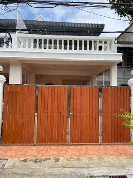 ให้เช่าทาวน์เฮาส์ 2ชั้น ซอยอุดมสุข51 ถนนสุขุมวิท103 ใกล้ รถไฟฟ้าสายสีแหลือง และBTSอุดมสุขติดต่อ : คุณสราวุฒิ 0994108945Line : 0994108945ให้เช่าทาวน์เฮาส์ อุดมสุข51 สุขุมวิท103 ขนาด 34 ตรว . 2ห้องนอน 2ห้องน้ำ แอร์ 3 ตัวด้านบนเครื่องทำน้ำอุ่น 1ตัว มีที่จอดรถ2 1ครัว 1ห้องเก็บของ แท็งน้ำ เครื่องปั้มน้ำ บ้านเปล่าไม่มีเฟอร์นิเจอร์หน้าอยู่เงียบสงบและเดินทางสะดวกการเดินทาง- ไม่ไกลจากรถไฟฟ้า BTS �