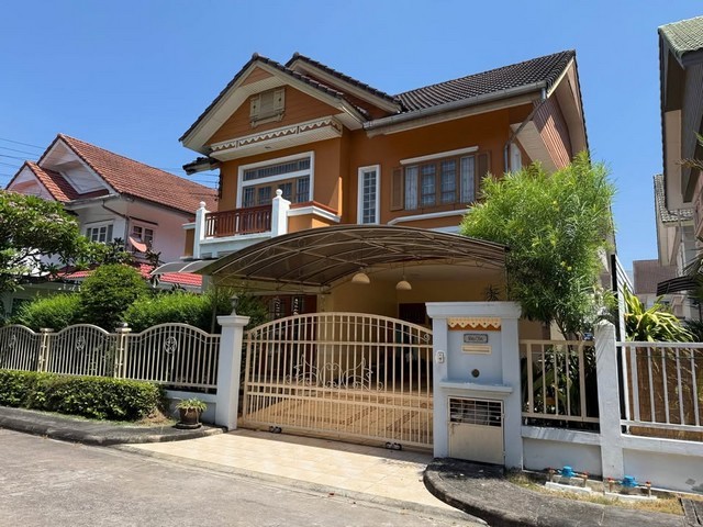 RHT2598ให้เช่าบ้านเดี่ยว2ชั้น ใกล้รร.นานาชาติ RIS, รร.เอกบูรพา ย่านรามคําแหง สะพานสูง มีนบุรี รามอินทรา หมู่บ้าน Parkway Chalet รามคำแหง เดินทางสะดวกใกล้รถไฟฟ้าสายสีชมพูเนื้อที่ 53 ตรว.  3 ห้องนอน 3 ห้องน้ำ  แอร์  4 เครื่อง 2 ที่จอดรถติดต่อเอเจ่น : คุณเจี๊ยบ 092-851-6969Line :keti2522 ·ราคาเช่า เดือนละ 25,000 บาท จ่ายเพียงค่าประกัน 50,000 บาท, จ่ายค่าเช่า + ค่าเช่าล่วงหน้า 1 เดือน เข้าอยู่ได้เลย  (มีค่าดูแลสวนท�