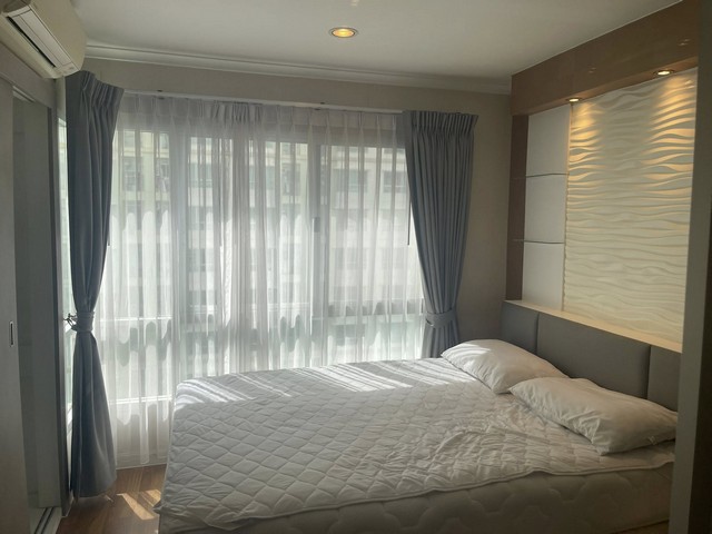 ขายห้องลุมพินีพาร์คริเวอร์ไซต์พระราม3 ชั้น 27 ขนาด 26.48 ตรม. ตกแต่ง built in. ครบพร้อมอยู่ ใกล้สถานี BRT 300 เมตร*** ราคาขาย 2,100,000 บาท บาท ****** สนใจติดต่อ คุณต่อ 089-175-6462 ***รายละเอียด (C1-0418)- ขนาด 26.48 ตรม. - ตึก D ชั้น 27 - 1 ห้องนอน 1 ห้องน้ำ ครัวแยก- ตกแต่ง built in. ครบพร้อมอยู่- ส่วนกลาง 35บ./ตรม.- เครื่องทำน้ำอุ่น โทรทัศน์ ตู้เย็น แอร์ 2 ตัวใกล้สถานี BRT 300 เมตร , ห้าง Central Rama 3 , ห้าง terminal พระราม3ชื่อโครงการ :  ลุมพินี พาร์�