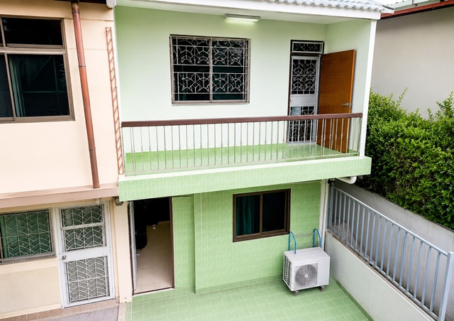 ทำเลดี รร. นานาชาติกลอรี่สิงคโปร์ 800 ม.วชิรธรรมสาธิต36-42 ให้เช่าทาว์นเฮ้าส์ 2 ชั้น หลังมุม 26 ตร.วา.แหล่งช้อปปิ้ง  เดินทางสะดวก เข้า-ออกได้หลายทาง  206 ตร.ม.BTS อุดมสุข 2 กม. เซ็นทรัลบางนา 1.8 กม. 2 นอน 2 น้ำ 8,999 B-M  Wachiratham Sathit 36-42 for rent 2-storey corner house 26 sq.wa. BTS Udomsuk 2km. Central Bangna 1.8 km. Townhouse 206sq.m. good location Glory Singapore International School 800 m. 2bed 2bath  8,999 B-M shopping area convenient transportation multiple entrances and exitsถ.ศรีนครินทร์ สุขุมวิท  ซ. วชิรธรรมสาธิต 36-42บางจาก  พระโขนง กรุงเทพฯ26ตร.วา. 206 