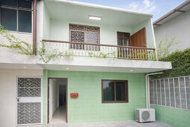  BTS อุดมสุข 2 กม.ให้เช่าทาว์นเฮ้าส์ 2 ชั้น หลังมุม 25 ตร.วา. 200 ตร.ม. ทำเลดี รร. นานาชาติกลอรี่สิงคโปร์ 800 ม.2 นอน 2 น้ำ 8,498 B-M แหล่งช้อปปิ้ง เดินทางสะดวก เข้า-ออกได้หลายทาง เซ็นทรัลบางนา 1.8 กม.วชิรธรรมสาธิต36-42 BTS Udomsuk 2km. Central Bangna 1.8 km. Townhouse Wachiratham Sathit 36-42 for rent 2-storey corner house 25 sq.wa. 200 sq.m. good location Glory Singapore International School 800 m. 2bed 2bath  8,998 B-M shopping area convenient transportation multiple entrances and exitsถ.ศรีนครินทร์ สุขุมวิท  ซ. วชิรธรรมสาธิต 36-42บางจาก  พระโขนง กรุงเทพฯ25 ตร.วา. 200 