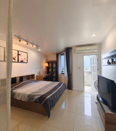 ให้เช่า 13,000 บาท/เดือนThe Trio Condo - คอนโด เดอะ ทรีโอ้เพียง 800 ม. จาก นิมมาน / ม.เชียงใหม่ / ห้าง MAYA.ห้องชั้น 15 ชั้นบนสุดของโครงการมีระเบียง พร้อมเดินขึ้นสวน Roof Top ชั้น 16 ได้สะดวกบรรยากาศดี วิวโล่ง อยู่สบาย.รายละเอียดห้อง• ขนาด 48 ตร.ม.• 1 ห้องนอน• 1 ห้องนั่งเล่น• ครัวแยกเป็นสัดส่วน• มีระเบียง• กั้นห้องนอนและห้องนั่งเล่นเรียบร้อย.ค่าเช่า 13,000 บาท / เดือนรวมค่าส่วนกลาง + อินเทอร์เน็ตแล�