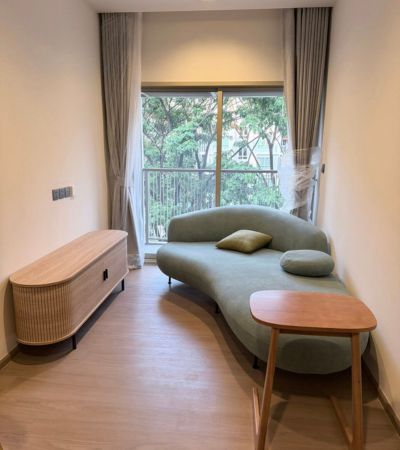 ให้เช่า 28,000 /เดือน*เมคิน เฮ้าส์ Mekin HAUSวิวสระว่ายน้ำ + สวนภายในโครงการพร้อมเฟอร์นิเจอร์ เข้าอยู่ได้เลย200 เมตร Central Chiang Mai ในเครือ แสนสิริ .รายละเอียดห้อง• ขนาด 42.5 ตร.ม.• ชั้น 4 อาคาร A• 1 ห้องนอน• 1 ห้องน้ำ• 1 ห้องนั่งเล่น• 1 ห้องครัว• มีระเบียง ที่จอดรถ 1 คัน.เฟอร์นิเจอร์ & เครื่องใช้ไฟฟ้าครบแอร์ 2 ตัวชุดโซฟาทีวีเตียงพร้อมชุดเครื่องนอนโต๊ะทานอาหารเครื่องซักผ้าตู้เย็นเตาไฟฟ้�