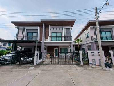 ขายด่วน! บ้านแฝดสภาพดี โครงการ เดอะ แพลนท์ วงแหวน-ลำลูกกา คลอง 5 25.5 ตร.วา หน้าบ้านหันทิศใต้ รับลมเย็นตลอดปี ต่อเติมครัวแล้ว แถมแอร์ 3 เครื่อง + เครื่องทำน้ำอุ่น พร้อมหิ้วกระเป๋าเข้าอยู่ได้ทันที.TPI-3092.โครงการ: เดอะ แพลนท์ และ เนเชอร่า วงแหวน-ลำลูกกา คลอง 5 (The Plant & Natura Wongwaen-Lamlukka Klong 5).ที่ตั้งและแผนที่ที่ตั้ง: ถนนลำลูกกา คลอง 5 ตำบลลาดสวาย อำเภอลำลูกกา จังหวัดปทุมธานีทำเลศักยภา�
