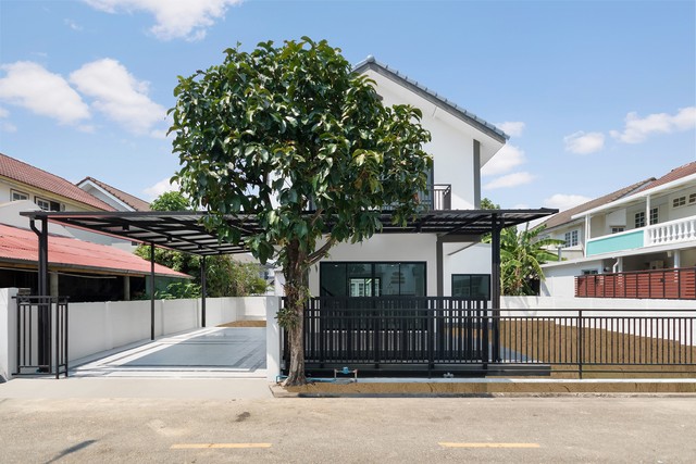 บ้านเดี่ยว 2 ชั้น รีโนเวทใหม่ หมู่บ้านกฤษดานคร 10 รัตนาธิเบศร์ ติดถนนใหญ่ ใกล้รถไฟฟ้า เซ็นทรัล เวสต์เกตทำเลดีมาก ใจกลางแหล่งอำนวยความสะดวกหลากหลาย ต่อเติมครบ พร้อมอยู่ มีพื้นที่ใช้สอยรอบตัวบ้านราคา : 3,990,000 บาท????พื้นที่ : 60 ตร.ว.พื้นที่ใช้สอย 180 ตร.ม.บ้านเลขที่ : 108/278 ซอย 27/4บ้านหันหน้า : ทิศใต้ฟังก์ชั่น 3 ห้องนอน 2 ห้องน้ำจอดรถได้  2 คัน* ผ่อนเริ่มต้น 32,130 บาทโดยประมาณ  (30 ปี)——�