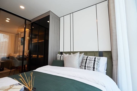 Sub1511ขายดาวน์คอนโด Origin Place Phetkasem 1 Bedroom complex ชั้น 7ราคาหน้าสัญญา 3.14Cash back 250,000 ณ วันโอนราคาหลังหัก Cash back 2,890,000฿ขายดาวน์ 278,825 บาทfurniture1. Digital door lock2. ตู้ลอย ครัว3. ก๊อกอ่างล้างจาน4. เครื่องดูดควัน5. เครื่องปรับอากาศ 2 ตัว6. ชั้นวางทีวี7. ชุดครัว8. ตู้รองเท้า9. ตู้เสื้อผ้า10. เตาไฟฟ้า11. เตียงนอน 5 ฟุต12. โต๊ะอเนกประสงค์13. ประกันสัตว์เลี้ยง14. อ่างล้างจาน15. ฉากกั้นห้องน้ำรายละเอียดห้อง complex ชั้น 7- 1 BEDROOM + 1 kitchen -  28 ตร.ม. Pet fr
