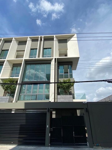 ขายโฮมออฟฟิศ 4 ชั้น โครงการ Myst อ่อนนุช-ศรีนครินทร์ หลังมุม มีลิฟท์ ใกล้รถไฟฟ้าสายสีเหลือง สถานีศรีนุชราคาขาย 22,900,000 บาท ( โอนคนละครึ่ง )ราคาเช่า 100,000 บาท / เดือน ( สัญญาขั้นต่ำ 3 ปี ประกัน 2 เดือน ล่วงหน้า 1 เดือน )ที่ตั้ง ถนนสุขุมวิท 77 ซอยอ่อนนุช 64 แขวงสวนหลวง เขตสวนหลวง กรุงเทพมหานคร 10250ติดต่อ : คุณภัสพงณ์ 0634098164Line : deedee23https://www.facebook.com/profile.php?id=61581484955548พื้นที่ใช้สอยเกือบ 400 ตารางเมตร จำนวน 4 ชั้