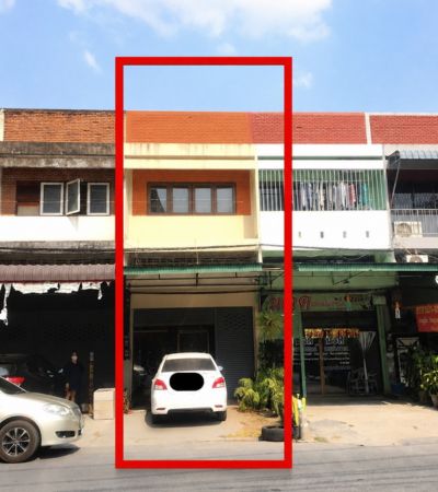 ขาย 2.8 ล้านบาท*ตึกแถว ต.ท่าศาลาใกล้สถานีรถไฟเชียงใหม่โซนโรงเรียนจิตราวิทยา 200 ม.เหมาะทั้งอยู่อาศัย ทำโฮมออฟฟิศ หรือปล่อยเช่า.รายละเอียดอาคาร• 3 ห้องนอน• 2 ห้องน้ำ• จอดรถได้ 1 คัน• เนื้อที่ 18.5 ตารางวา• อายุอาคารประมาณ 30 ปี.ราคาขาย 2,800,000 บาทค่าโอนคนละครึ่ง.สถานที่ใกล้เคียง• โรงเรียนจิตราวิทยา 200 เมตร• ค่ายกาวิละ 1.3 กม.• สถานีรถไฟเชียงใหม่ 1.3 กม.• โรงเรียนมงฟอร์ตวิทยาลัย