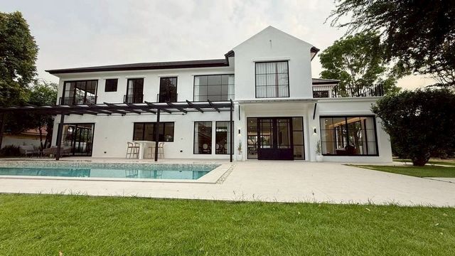 โซนหางดง ขาย 30 ล้าน 5 นอน 6 น้ำ Luxury Pool Villa #สไตล์ไทยร่วมสมัย บนพื้นที่ส่วนตัวขนาดใหญ่ ในโครงการระดับพรีเมียม บรรยากาศสงบ เป็นส่วนตัว ทำเลทอง #ใกล้โรงเรียนนานาชาติหลายแห่ง เพียง 5–15 นาทีรายละเอียดบ้านขนาดที่ดิน/ลานบ้าน 1,150 ตร.ม.พื้นที่ใช้สอยภายใน 500 ตร.ม.• 5 ห้องนอน• 6 ห้องน้ำ• 3 ห้องนั่งเล่น• 2 ห้องครัว• ห้องแม่บ้าน• ที่จอดรถ 4 คันสิ่งอำนวยความสะดวกในโครงการ• สระว่ายน้ำ• �