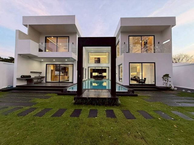 ขาย 28 ล้าน 5 นอน 7 น้ำ Luxury Pool Villa บ้านเดี่ยว 2 ชั้น ดีไซน์หรู พร้อมโถงเพดานสูง โปร่งโล่ง #เฟอร์นิเจอร์ครบ พร้อมเข้าอยู่ ใกล้ #CentralFestival เพียง 15 นาที เหมาะสำหรับครอบครัวใหญ่ หรือบ้านพักอาศัยระดับ Luxury ใกล้เมืองรายละเอียดบ้าน• 5 ห้องนอน• 7 ห้องน้ำ• ห้องโฮมเธียเตอร์ส่วนตัว• ห้องรับแขกเพดานสูง• 2 ห้องครัว พร้อมห้องรับประทานอาหาร• ห้องแม่บ้าน• สระว่ายน้ำระบบเกลือส่วนตัว ขนาด 5×1