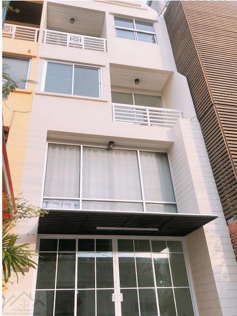 ให้เช่าโฮมออฟฟิศ 3 ชั้นครึ่ง 200 ตรม. 4 ห้องนอน ทาวน์อินทาวน์ ถนนศรีวรา เลียบทางด่วนเอกมัย ทำเลดี *** ราคาเช่า 35,000 บาท/เดือน ติดต่อ:: ชยา โทร/ID Line:: 0942823961   Link Line:: https://line.me/ti/p/3xFA1An8Kcรหัส# T26-640โฮมออฟฟิศ 3 ชั้นครึ่ง ทาวน์อินทาวน์ซอย 2 เลียบทางด่วนเอกมัย ทำเลดี • พื้นที่ใช้สอย 200 ตรม. • 4 ห้องนอน • 3 ห้องน้ำ• แอร์ 3 เครื่อง ในห้องนอน• ที่จอดรถ 2 คัน ( 1 คันในบ้าน 1 คันนอกบ้าน)• จอดรถเพิ่มมีที่จอดในซอยค่