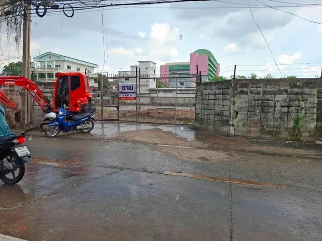 ขายที่ดิน 2–1-80ไร่(980ตรว)ถนนประชาชี่น ซอยสะพาน99 ซอยประชาชื่น6 แยก18เขตบางซื่อ กรุงเทพฯที่ดินอยู่ห่างจากถนนประชาชื่นประมาณ200เมตรที่ดินว่างเปล่า/ถมเรียบร้อยแล้ว/หน้ากว้าง60เมตร/ติดถนนซอย 3ด้านถนนด้านหน้าซอยกว้าง6.5 เมตร-ถนนคอนตรีต/ที่ดินพี้นที่สีน้ำตาลฯ สร้างอาคารสูงได้ 8 ชั้นที่ดินห่างห้างโลตัสประชาชื่น600เมตรที่ดินใกล้รร ราชนันทาจารย์สามเสนวิทยาลัย2ใกล้มหาว�