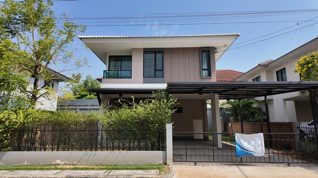    ขายบ้านเดี่ยว 2 ชั้น โครงการ คณาสิริ รังสิต-คลอง 2 อำเภอลำลูกกา ปทุมธานี  ตำบลคูคต อำเภอลำลูกกา ปทุมธานี  ราคา  4,939,000   บาท  (ราคาต่อรองได้)  รายละเอียดทรัพย์ -  เนื้อที่ 50.4 ตร.ว.   พื้นที่ใช้สอย 129 ตร.ม. -  3 ห้องนอน 3 ห้องน้ำ   -  ที่จอดรถ 2 คัน  พิกัดทรัพย์ : https://maps.app.goo.gl/aW14d19ej4LpVbZm6  สถานที่ใกล้เคียง   -  ตลาดนานาเจริญ -  โลตัส ลำลูกกา คลอง 2 -  แม็คโคร ฟู้ดเซอร์วิส นาทองเจริญ  รหัสทรัพย์ (Code ID)  : PZ-26-142   สอ�
