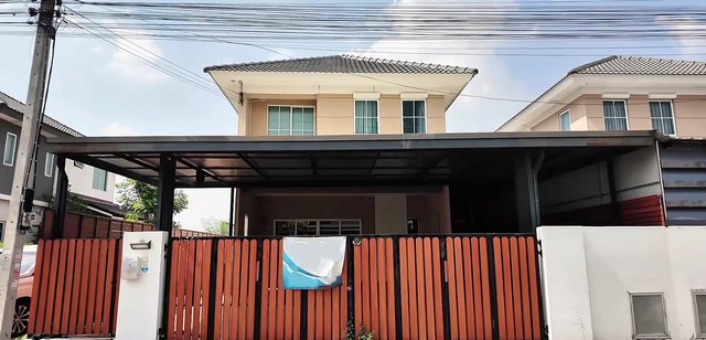    ขายบ้านแฝด 2 ชั้น โครงการ พฤกษา 123 พหลโยธิน – คลองหลวง   ปทุมธานี  ตำบลคลองสอง อำเภอคลองหลวง ปทุมธานี  ราคา 3,890,000  บาท  (ราคาต่อรองได้)  รายละเอียดทรัพย์ -  เนื้อที่ 39.6 ตร.ว.   พื้นที่ใช้สอย 98 ตร.ม. -  3 ห้องนอน 2 ห้องน้ำ   -  ที่จอดรถ 1 คัน -  บ้านหันไปทางทิศ ใต้  พิกัดทรัพย์ : https://maps.app.goo.gl/FNTmkXmGmS1JhgFb6  สถานที่ใกล้เคียง   -  บิ๊กซี ซูเปอร์เซ็นเตอร์ นวนคร -  โรงพยาบาลเกษมราษฎร์ ปทุมธานี -  โลตัส นวนคร  รห