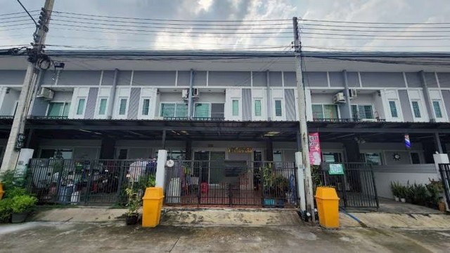    ขายทาวน์เฮ้าส์ 2 ชั้น โครงการ ฉัตรหลวง   ตำบลบางเตย อำเภอสามโคก ปทุมธานี  ราคา  1,890,000  บาท  (ราคาต่อรองได้)  รายละเอียดทรัพย์ -  เนื้อที่ 20 ตร.ว.  พื้นที่ใช้สอย 100 ตร.ม. -  3 ห้องนอน 2 ห้องน้ำ   -  ที่จอดรถ 1 คัน -  บ้านหันไปทางทิศ  พิกัดทรัพย์ : https://maps.app.goo.gl/s4NLPRHzo6K4j5KH8  สถานที่ใกล้เคียง   -  แม็คโคร ปทุมธานี -  โลตัส ปทุมธานี -  โรงพยาบาลปทุมธานี -  ตลาดสามโคก ปทุมธานี  รหัสทรัพย์ (Code ID)  : PZ-26-138   สอบถามเพิ่ม