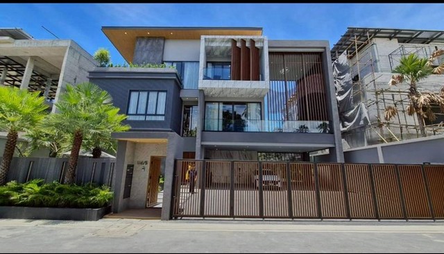 TEL : 092-288 9359 คุณดนิตาLine : https://line.me/ti/p/yxo92dHWP1รายละเอียด : Villa Type Aพื่นที่ใช้สอย 640-700 ตรมขนาดที่ดิน 145ตารางวา(580ตรม)5 ห้องนอน 7 ห้องน้ำ มีห้องแม่บ้าน1น น1ห้องน้ำมีลิฟต์ส่วนตัว  และสระว่ายน้ำขนาดใหญ่ที่สุดของการใช้ชีวิตหรูหรา ใจกลางพัทยาใน วิลล่า 3 ชั้นสุดหรู มาพร้อม ลิฟต์ส่วนตัว และสระว่ายน้ำส่วนตัวขนาด 8 เมตร ออกแบบด้วยดีไซน์เหนือระดับโอบล้อมด้วยธรรมชาติและวิวอันเงียบสงบทำเลทอ�