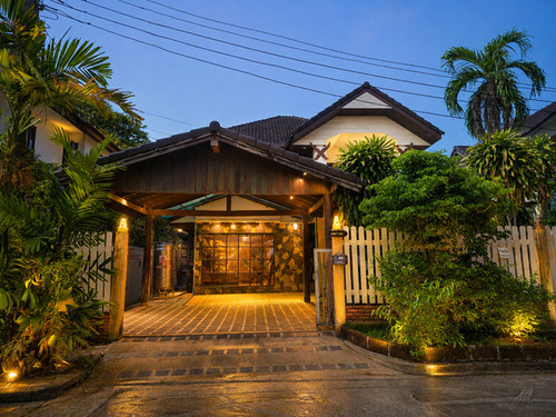 M0561 บ้าน2ชั้น 54ตรว. ม.สัมมากรมีนบุรี  บ้านเดี่ยวใน “สัมมากร มีนบุรี” หมู่บ้านชื่อดังที่หลายครอบครัวเลือกอยู่มายาวนานเพราะบรรยากาศเงียบสงบ ร่มรื่น และให้ความรู้สึกเหมือนได้พักผ่อนทุกวัน  หนึ่งในจุดเด่นที่หาได้ยากในกรุงเทพ คือ “ทะเลสาบใหญ่กลางหมู่บ้าน” พร้อมถนนรอบทะเลสาบระยะประมาณ 1 กม. เหมาะสำหรับเดินเล่น วิ่งออกกำลังกาย หรือปั่นจักรยานตอนเย็น บรรยากา�
