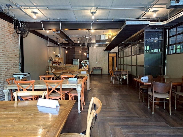 BH4067 ให้เช่าอาคารสำนักงาน 3 ชั้น Town in Town ซอย 11 พื้นที่ 672 ตร.ม. เหมาะทำออฟฟิศ Studio Production และธุรกิจออนไลน์ติดต่อ Agent คุณบัว (Bua)Tel: 093-646-4597 LINE ID: Bua093ราคาเช่า 250000 บาทต่อเดือนให้เช่าอาคารสำนักงาน 3 ชั้น ทำเล Town in Town ซอย 11 ย่านธุรกิจและ Creative Hub ของกรุงเทพ เดินทางสะดวก ใกล้เลียบด่วนรามอินทรา เหมาะสำหรับบริษัท Production Studio บริษัทออนไลน์ ออฟฟิศขนาดใหญ่ คลินิก หรือธุรกิจสร้างสรรค์อาคาร Time Lab Town in Townราคาเช่า 250