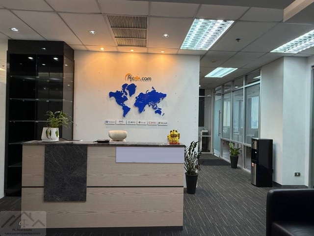 ให้เช่าสำนักงาน 189.53 ตรม. The Ninth Tower Grand Rama 9 ชั้น 30 หลัง Central พระรามเก้า ใกล้ MRT พระราม 9**** ราคาเช่า 176,000 บาท/เดือนติดต่อ::  ชยา โทร/ID Line:: 0942823961   Link Line:: https://line.me/ti/p/3xFA1An8Kcรหัส# T26-643 • สำนักงานอาคาร : The Ninth Tower Grand Rama9 ชั้น 30 หลัง Central Rama 9(ขายสัญญาเช่าต่อ) • ขนาด : 189.53 ตร.ม. • ตกแต่งครบพร้อมเฟอร์นิเจอร์ระดับพรีเมียม เข้าอยู่ได้ทันที• มีห้องทั้งหมด 5 ห้อง รองรับพนักงานได้20-25คน• ห้องผู้จัดการหรือห้องผู้บริหาร• ห้องทำ�