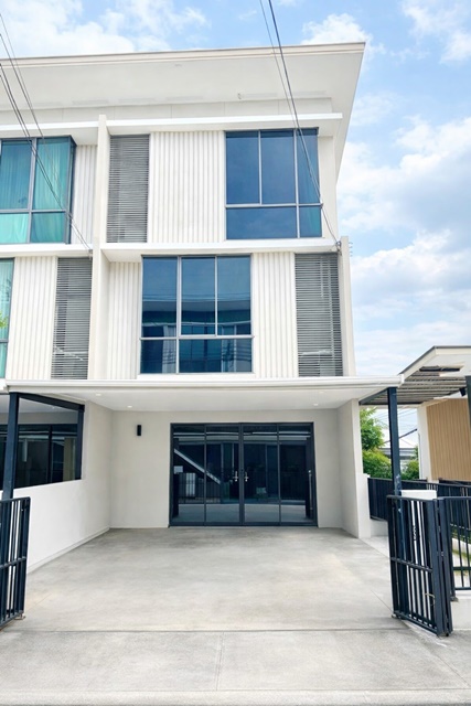 พร้อมเฟอร์ฯ Built-in และเครื่องใช้ไฟฟ้าครบ สวนสยาม-เสรีไทย75-83  คฤหาสน์แนวตั้ง ทาวน์โฮมหรู 3 ชั้น หลังมุม 3-4นอน 3 น้ำ 30ตร.ว. 360 ตร.ม. ใกล้MRT ราษฎร์พัฒนา 1.1 กม. และ พื้นที่ใช้สอยขนาดใหญ่  27,998B-M. ขาย 5.99 ลบ.ใกล้สวนสยาม 1.3 กม.โรงพยาบาล แฟชั่นไอส์แลนด์ และนิคมอุตสาหกรรม เดินทางสะดวก ใกล้ทางด่วนFully furnished with built-in furniture and appliances SuanSiam SeriThai56 Luxury Vertical mansion 3-story corner townhome 3-4bed 3bath 30sq.wa. 360 sq.m. near MRT Rat Phatthana 1.1 km. and  27,998B-M Selling for 5.99 Million Baht Close to Suan Siam 1.3 km. hospi