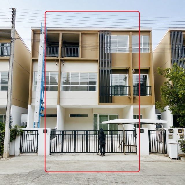 โรบินสันไลฟ์สไตล์ ราชพฤกษ์ 1.55กม. ดูโฮม บางบัวทอง 1.91กม. ชัยพฤกษ์  ทาวน์โฮมหรู 3 ชั้น 3 นอน 3 น้ำ ถ.สะพานนทบุรี-บางบัวทอง 18 ตร.วา. 220 ตร.ม. 17,999 B-M. ใกล้ รร.ประสานสามัคคีวิทยา 400 ม. ขาย 3.79 ลบ.บ้านตกแต่งครบ มีห้องพระ ครัวต่อเติม เฟอร์ฯครบ ทำเล ถ.สะพานนทบุรี-บางบัวทอง  สัมมากร อเวนิวเหมาะอยู่อาศัย หรือโฮมออฟฟิศ ใกล้ รพ.ปากเกร็ด 2 2.2 กม.วัด ตลาด และรถไฟฟ้าMRT เดินทางสะดวก เชื่อมต่อถถนหลักไ�