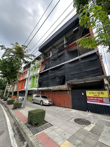 ขายที่ดินพร้อมสิ่งปลูกสร้าง ริมถนนราษฎร์บูรณะทำเลดี ติดถนนใหญ่ เหมาะลงทุน / อยู่อาศัย / ทำธุรกิจราคา 15.9 ล้านบาท พร้อมโอนรายละเอียดทรัพย์• ที่ดินขนาด 75 ตร.วา• พร้อมสิ่งปลูกสร้าง• หน้ากว้างประมาณ 12 เมตร ลึก 25 เมตร• หน้าที่ดินหันทิศตะวันออกเฉียงเหนือ&nbsp;• ติดถนนราษฎร์บูรณะ เดินทางสะดวกเหมาะสำหรับ• สร้างบ้านพักอาศัย• Home Office / Office• ร้านค้า / คาเฟ่• ลงทุนระยะยาวทำเลศั�