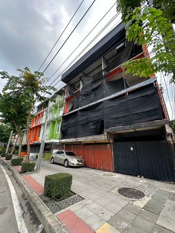 ขายที่ดินพร้อมสิ่งปลูกสร้าง — ริมถนนราษฎร์บูรณะทำเลดี ติดถนนใหญ่ เหมาะลงทุน / อยู่อาศัย / ทำธุรกิจราคา 15.9 ล้านบาท พร้อมโอนรายละเอียดทรัพย์• ที่ดินขนาด 75 ตร.วา• พร้อมสิ่งปลูกสร้าง• หน้ากว้างประมาณ 12 เมตร ลึก 25 เมตร• หน้าที่ดินหันทิศตะวันออกเฉียงเหนือ • ติดถนนราษฎร์บูรณะ เดินทางสะดวกเหมาะสำหรับ✔ สร้างบ้านพักอาศัย✔ Home Office / Office✔ ร้านค้า / คาเฟ่✔ ลงทุนระยะยาวทำเลศั�