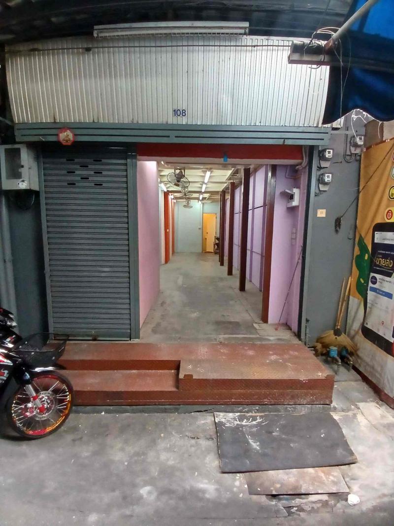 ให้เช่าโกดังเก็บของ 3 ชั้น ทำเลทอง ย่านคลองถม – เสือป่า ใกล้แคปปิตอล พลาซ่าที่ตั้ง : แขวงป้อมปราบ เขตป้อมปราบศัตรูพ่าย กรุงเทพมหานคร 10100พิกัด : https://maps.app.goo.gl/9jHmwhzdbiMw3FHH6(อยู่เยื้องๆกับ Amazon)รายละเอียด-พื้นที่สำหรับเก็บของ ชั้น 2-4-ขนาดพื้นที่ 4 x 12 เมตร-ขนาดพื้นที่รวม 144 ตรม.-อาคารแบ่งเป็น 3 ชั้น ใช้งานแยกสัดส่วนได้สะดวก-มีไฟฟ้าและพัดลมทุกชั้น พร้อมใช้งานทันทีจุดเด่น-ทำเลค้าขาย