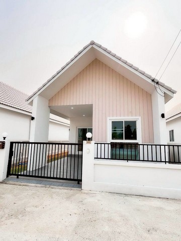 ขายบ้านมินิมอลนอร์ดิก หางดง เชียงใหม่ ตรงข้ามโรงเรียนนานาชาติปัญญาเด่น พร้อมเฟอร์เพียง 1.79 ล้าน???? ขายบ้านสไตล์มินิมอลนอร์ดิก โซนหางดง เชียงใหม่ตรงข้ามโรงเรียนนานาชาติปัญญาเด่น ✨???? ต.น้ำแพร่ อ.หางดง จ.เชียงใหม่ห่างถนนเลี่ยงเมืองสันป่าตอง–หางดง เพียง 300 เมตรบ้านสวยสไตล์ Minimal Nordic เหมาะสำหรับอยู่อาศัย หรือซื้อเพื่อปล่อยเช่าในโซนใกล้โรงเรียนนานาชาติ เดินทางสะ