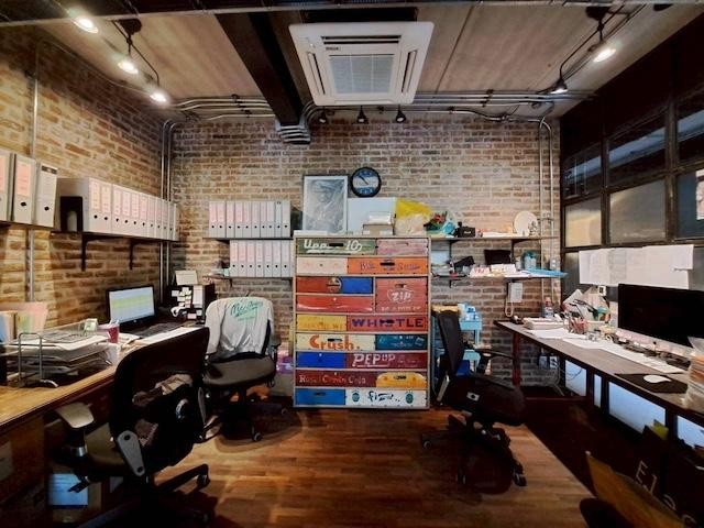 ให้เช่า อาคาร สำนักงาน Studio Production 3ชั้น โซน Town in Town พื้นที่ 672 ตร.ม. ทำเลดีการเดินทางสะดวกเหมาะทำ ออฟฟิศ Studio Production และธุรกิจออนไลน์** Agentติดต่อ คุณปอ : 061 619 8565ID line: 061 619 8565แอดไลน์กดที่ลิงค์นี้ได้เลยครับ : https://line.me/ti/p/zu0mm-ozFXติดต่อ คุณบิว : 081 252 3279 ID line: 061 787 9691แอดไลน์กดที่ลิงค์นี้ได้เลยครับ : https://line.me/ti/p/SR5Ehdv_q-** BT163ราคาเช่า 250,000 บาท/เดือน เงื่อนไขการเช่า ประกัน 3 เดือน ล่วงหน้า 1 เดือน สัญญาเช่า 3 ปีอาคารสำนักงาน 3 ช