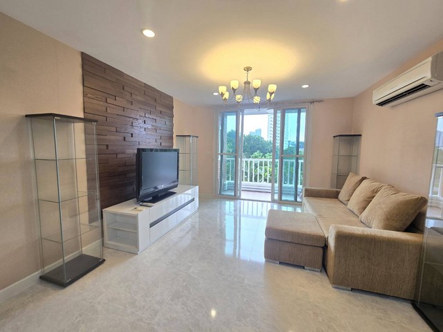 ขาย คอนโด อีลิท เรซิเดนท์ ซอยศรีนครินทร์ 5 Elite Residence ให้ใหญ่ขนาด 106.15 ตร.ม ชั้น 3 ใกล้รถไฟฟ้าสถานีศรีกรีฑาคอนโดห้องใหญ่ มีที่จอดรถประจำ ตกแต่งพร้อมอยู่ เดินทางสะดวก ใกล้รถไฟฟ้าสถานีศรีกรีฑา เพียง 300 ม.ขนาด 106.15 ตร.มจำนวน 7 ชั้น อยู่ชั้น 33 ห้องนอน, 2 ห้องน้ำ, 1 ห้องครัว, 1 ห้องรับแขก2 ระเบียงจุดเด่น มีที่จอดรถประจำ 1 คันที่ตั้ง: ซอยศรีนครินทร์ 5 ถนนศรีนครินทร์ แขวงหัวหมาก เขตบาง�