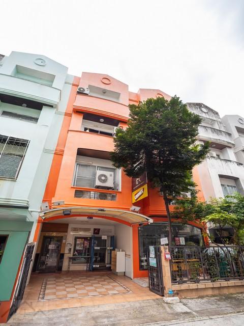 ให้เช่า - ขาย อาคารพาณิชย์ 4 ชั้น 2 คูหาติดกันตีทะลุกันได้ 680 ตร.ม. ลาดพร้าว 15 (ซอย RS) ใกล้ Union Mallติดต่อ:: ชยา โทร/ID Line:: 0942823961Link Line:: https://line.me/ti/p/3xFA1An8Kcรหัส# T26-675อาคารพาณิชย์ 4 ชั้น 2 คูหาติดกันตีทะลุกันได้ ลาดพร้าว 15• เนื้อที่ 42.25 ตารางวา• พื้นที่ใช้สอย: ประมาณ 680 ตร.ม.• 8 ห้องทำงาน 2 ห้องเก็บของ• 6 ห้องน้ำ• 2 ห้องครัว• ชั้น 1–3: พื้นที่สำนักงาน / ธุรกิจ• ชั้น 4 เป็นที่พักอาศัย• แอร์ 14 เครื่อง• รองรับการใ