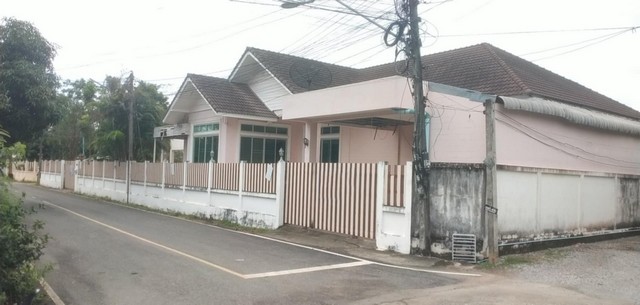    ขายบ้านเดี่ยว 1 ชั้น อุดรธานี ทำเลใจกลางเมือง ใกล้ โลตัส  โรงพยาบาลอุดรธานี  ตำบลบ้านเลื่อม อำเภอเมืองอุดรธานี อุดรธานี  ราคา  6,439,000  บาท  (ราคาต่อรองได้)  รายละเอียดทรัพย์ -  เนื้อที่ 217 ตร.ว.  พื้นที่ใช้สอย 393.25 ตร.ม. -  3 ห้องนอน 3 ห้องน้ำ    พิกัดทรัพย์ : https://maps.app.goo.gl/hX51MJ4xpU3eyrrG7  สถานที่ใกล้เคียง   -  โรงพยาบาลอุดรธานี -  โลตัส อุดรธานี -  วัดโพธิสมภรณ์ พระอารามหลวง -  แม็คโคร อุดรธานี 2  รหัสท�