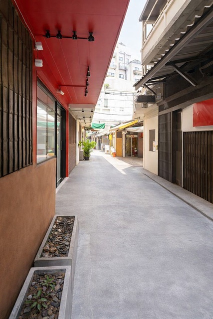 Shophouse ให้เช่า 1 น้ำ 1 ครัว ใกล้ MRT วัดมังกร 200 ม. พื้นที่ 14 ตร.ว. 42 ตร.ม. 11,999 B-M. ทำเลไชน่าทาวน์ เยาวราช เหมาะสำหรับร้านค้า คาเฟ่ โชว์รูม หรือธุรกิจหน้าร้าน ใจกลางแหล่งท่องเที่ยว และย่านการค้าสำคัญ เดินทางสะดวก  ใกล้ตลาดสำเพ็ง 600 ม.วัดมังกร โรงพยาบาล ปากคลองตลาด และสถานีรถไฟหัวลำโพงShophouse for rent 1 bath 1 kitchen near MRT Wat Mangkon 200 m. Area 14 sq.wa. 42 sq.m. Price 11,999 B-M. Prime Chinatown location suitable for shops cafes showrooms or retail businesses in a busy commercial and tourist district Convenient transportation nea